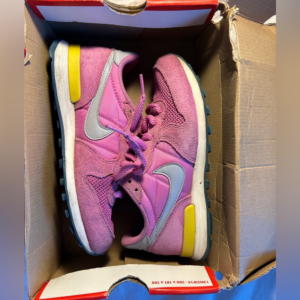 Pink women Nike internationalist trainers
